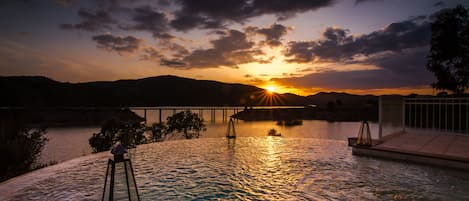 حمّام سباحة خارجي