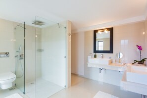 Shower, hair dryer, bidet, towels - Secluded setting in the peaceful Algarve countryside near Silves (Sao Bartolomeu de Messines)