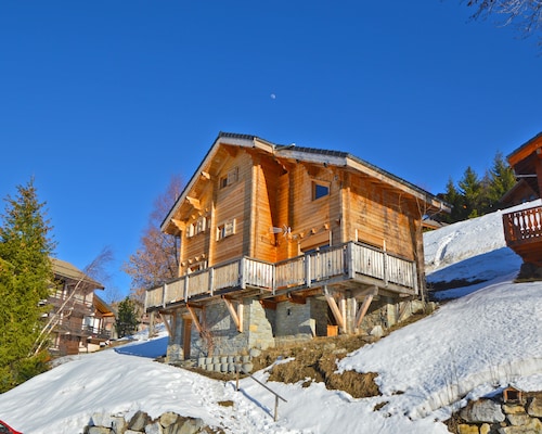 Chalet Phoenix 150m² 12/14 pers. 5 bedrooms/5 bathrooms Fireplace Sauna 300m from the slopes