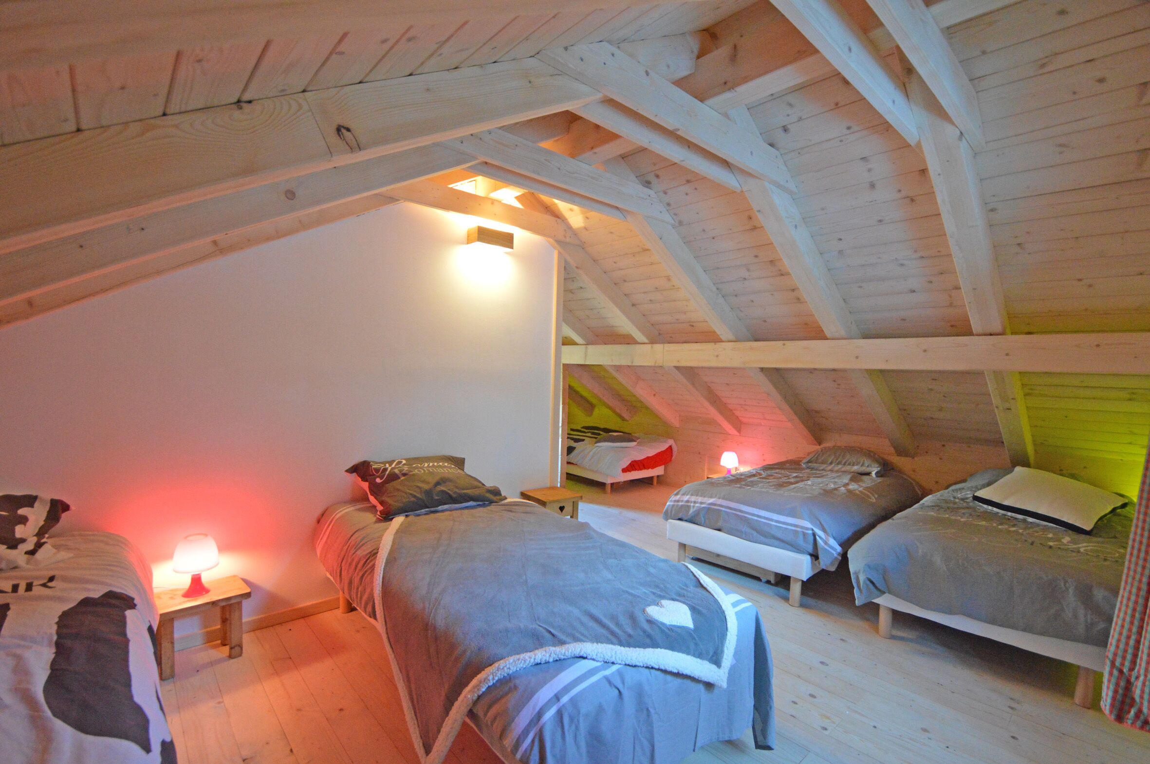 5 slaapkamers, geluiddichte muren, een strijkplank/strijkijzer, wifi