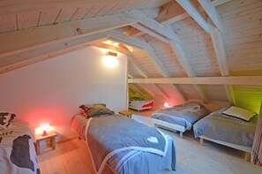 5 bedrooms, soundproofing, iron/ironing board, WiFi