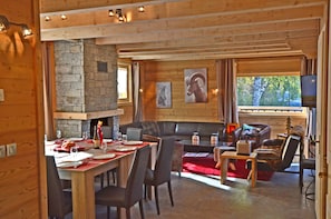 Dining - Chalet Phoenix 150m² 12/14 pers. 5 bedrooms/5 bathrooms Fireplace Sauna 300m from the slopes (Aime-La-Plagne)