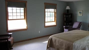 3 bedrooms, desk, travel crib, free WiFi