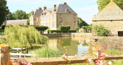 Schloss aus dem 17. Jahrhundert in der Normandie am Meer