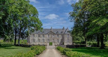 Schloss aus dem 17. Jahrhundert in der Normandie am Meer