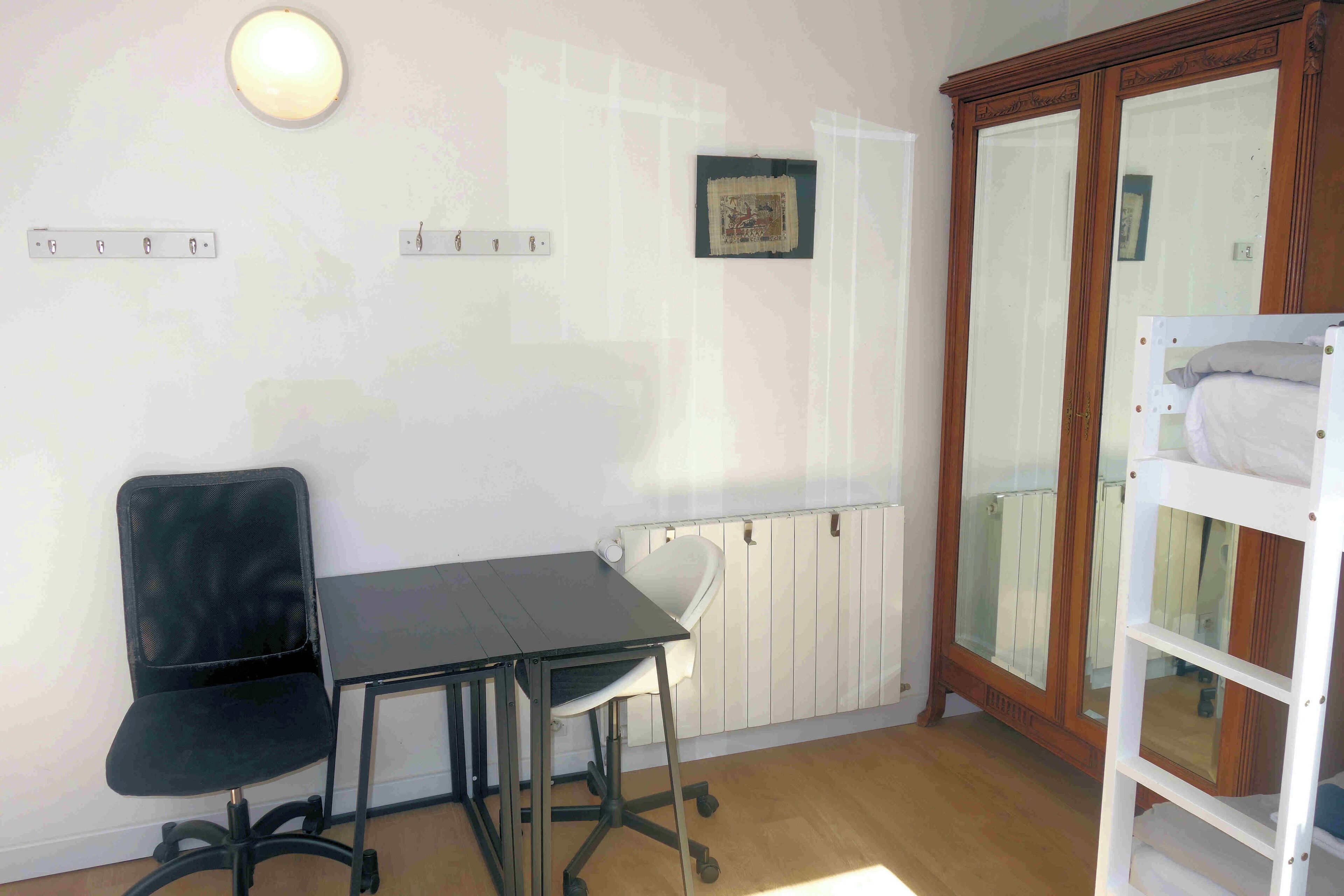 grande chambre: bureau et armoire