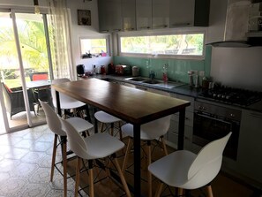 Jääkaappi, mikroaaltouuni, uuni, kahvin-/teenkeitin