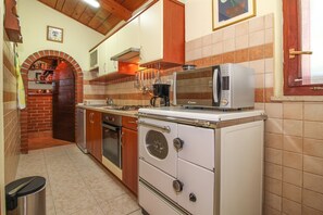 Een koelkast, een magnetron, een oven, een kookplaat
