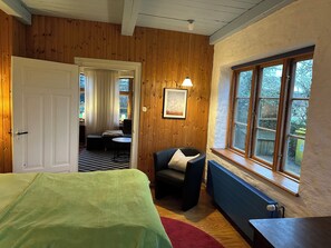 4 bedrooms, desk, free WiFi, bed sheets