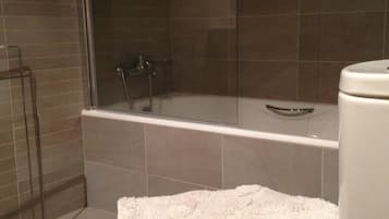 Baignoire, articles de toilette gratuits, sĂšche-cheveux