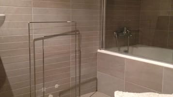 Baignoire, articles de toilette gratuits, sĂšche-cheveux