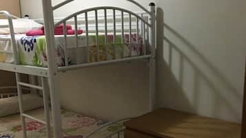 2 makuuhuonetta, silitysrauta/-lauta, ilmainen Wi-Fi, vuodevaatteet