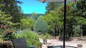 Terrace/patio - Dog friendly woodland paradise with heated pool. (Saint-Étienne-De-Gourgas)