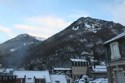 Bright 4/6 pers apartment, mountain view, in the center of Cauterets