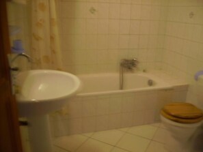 Bathtub - Apartment/ flat - Sainte Anne (Sainte-Anne)