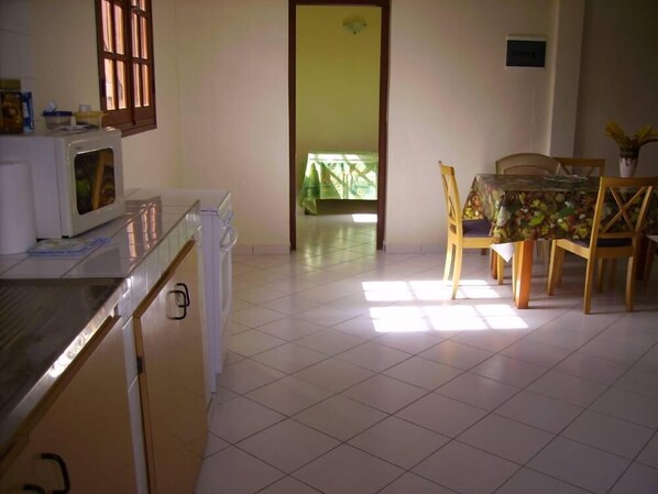 Réfrigérateur, micro-ondes, plaque de cuisson, cafetière/bouilloire