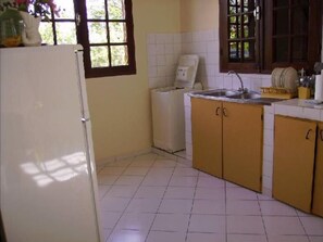 Réfrigérateur, micro-ondes, plaque de cuisson, cafetière/bouilloire