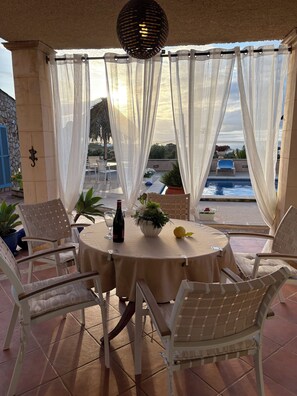 Outdoor dining - Charming finca with pool and idyllic palm garden (Colonia Sant Perê)