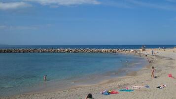 Plage à proximité, chaises longues