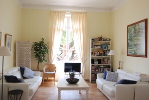 Smart TV, reproductor de DVD, libros y biblioteca musical 