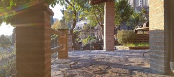 HERLIG HUS MED privat hage og terrasse noen få km. Fra sjøen.