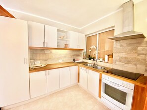 Refrigerador, horno, parrilla de estufa y cafetera y tetera 
