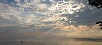 Annapolis Bay House  BOAT SHOW & USNA Families 2 Bedroom with Den sleeps 5