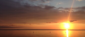Annapolis Bay House  BOAT SHOW & USNA Families 2 Bedroom with Den sleeps 5