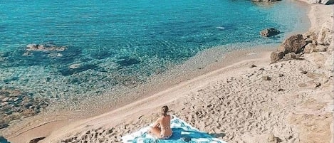 Una spiaggia nelle vicinanze, lettini da mare