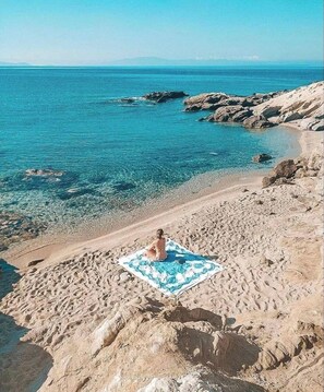 Una playa cerca, sillas reclinables de playa