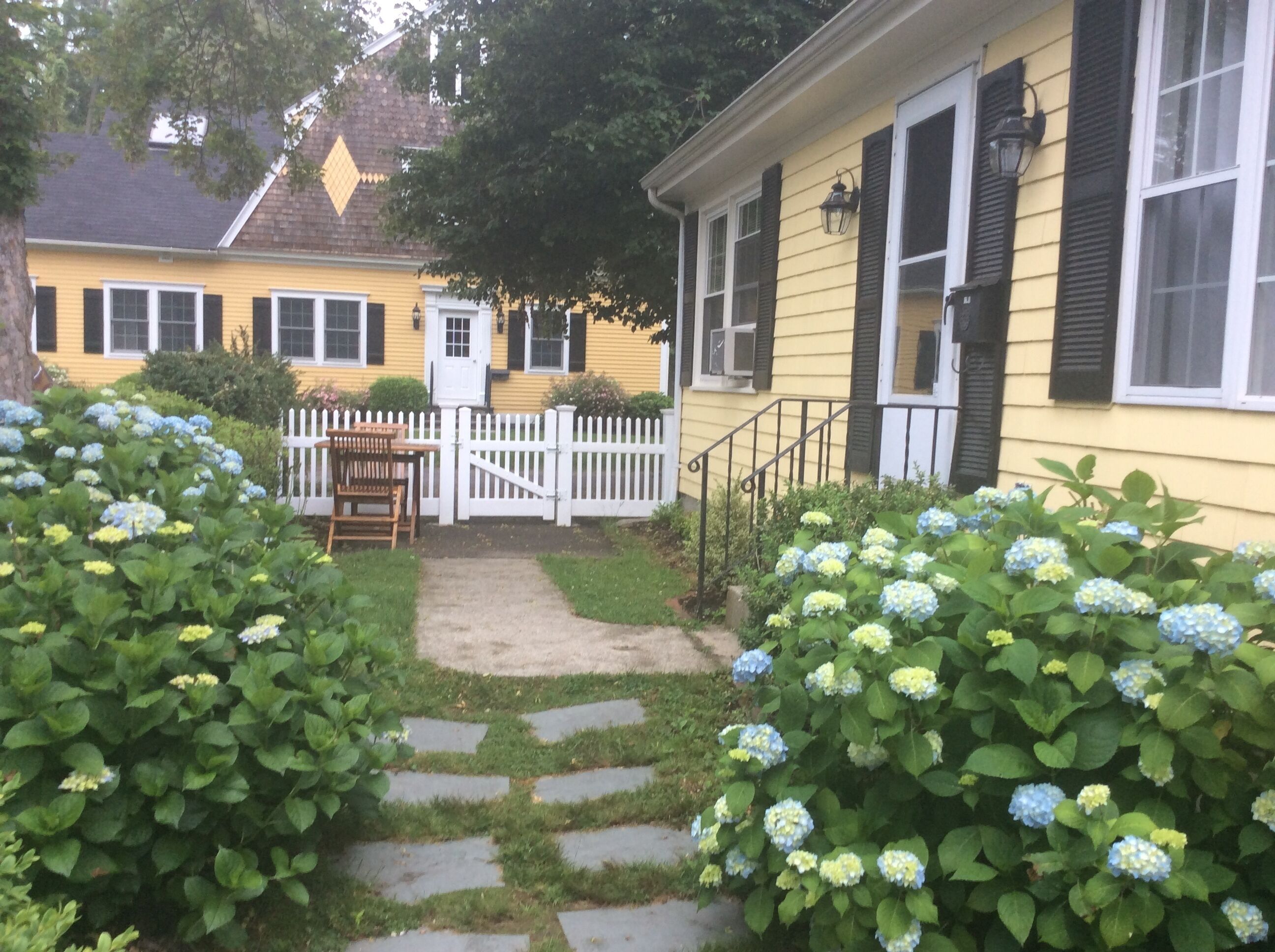 Location, Location, Location walk to beach, shopping, restaurants, cliff walk