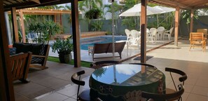 Outdoor dining - HOUSE ON GUARAJUBA BEACH SEA FRONT CONDOMINIUM (Camaçari)