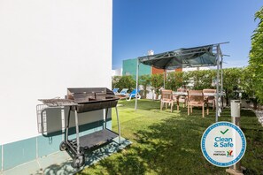 Outdoor dining - V4 Villa with private pool, garden and sea views (Albufeira)
