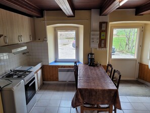 Oven, stovetop, coffee/tea maker, cookware/dishes/utensils - Country house in a valley 12 km from BESSE. PROMO from August 24 to 31  (Valbeleix)