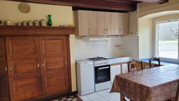 Uuni, liesi, kahvin-/teenkeitin, keittoastiat/astiat/ruokailuvÀlineet