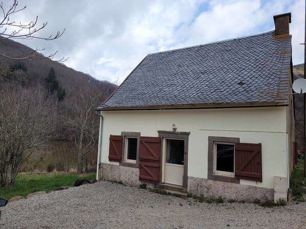 Exterior - Country house in a valley 12 km from BESSE. PROMO from August 24 to 31  (Valbeleix)