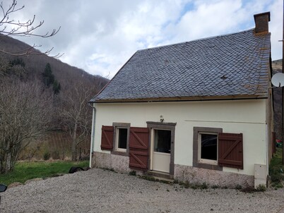 Country house in a valley 12 km from BESSE. PROMO from August 24 to 31 