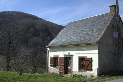 Country house in a valley 12 km from BESSE. PROMO from August 24 to 31