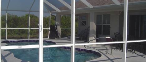 Lämmitetty uima-allas