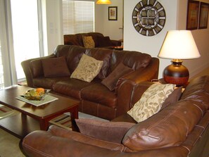 TV, DVD-spiller og stereoanlegg