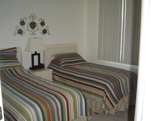3 bedrooms, desk, iron/ironing board, WiFi - Baytree Vacation Villa-- (Rotonda Lakes)