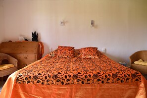 3 habitaciones, escritorio y tabla de planchar con plancha 