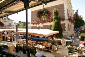 Outdoor dining - House 'Le Figuier' in Villers sur Mer - large garden - 2 min seaside, beaches (Villers-sur-Mer)