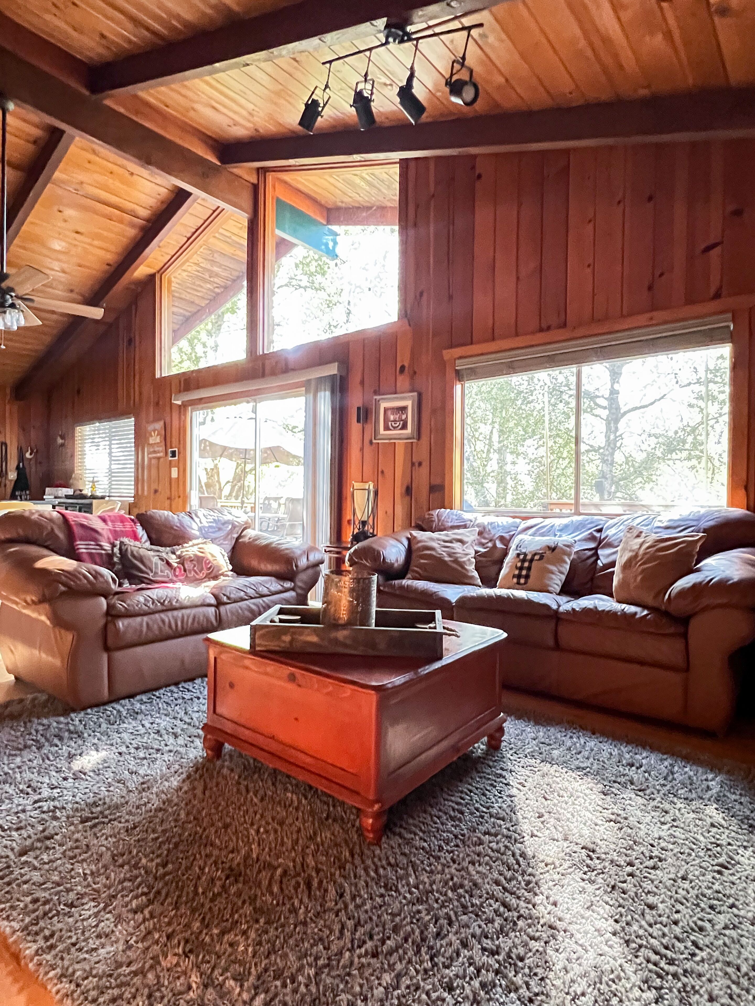 Cozy Bass Lake Cabin walk to Pines Village & Marina, 20 min to Yosemite!