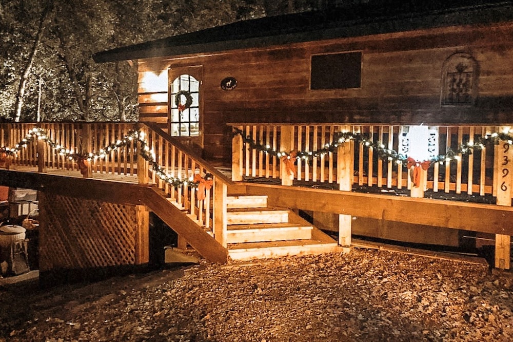 Cozy Bass Lake Cabin walk to Pines Village & Marina, 20 min to Yosemite!
