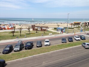 On the beach - Apartment facing the sea, 2 bedrooms with 1 suite, barbecue and garage. (Capão da Canoa)