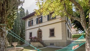 A two-story building with a garden, a hammock, and a fountain. - Apartment in Country Villa and  SPA (Vicchio (Firenze))