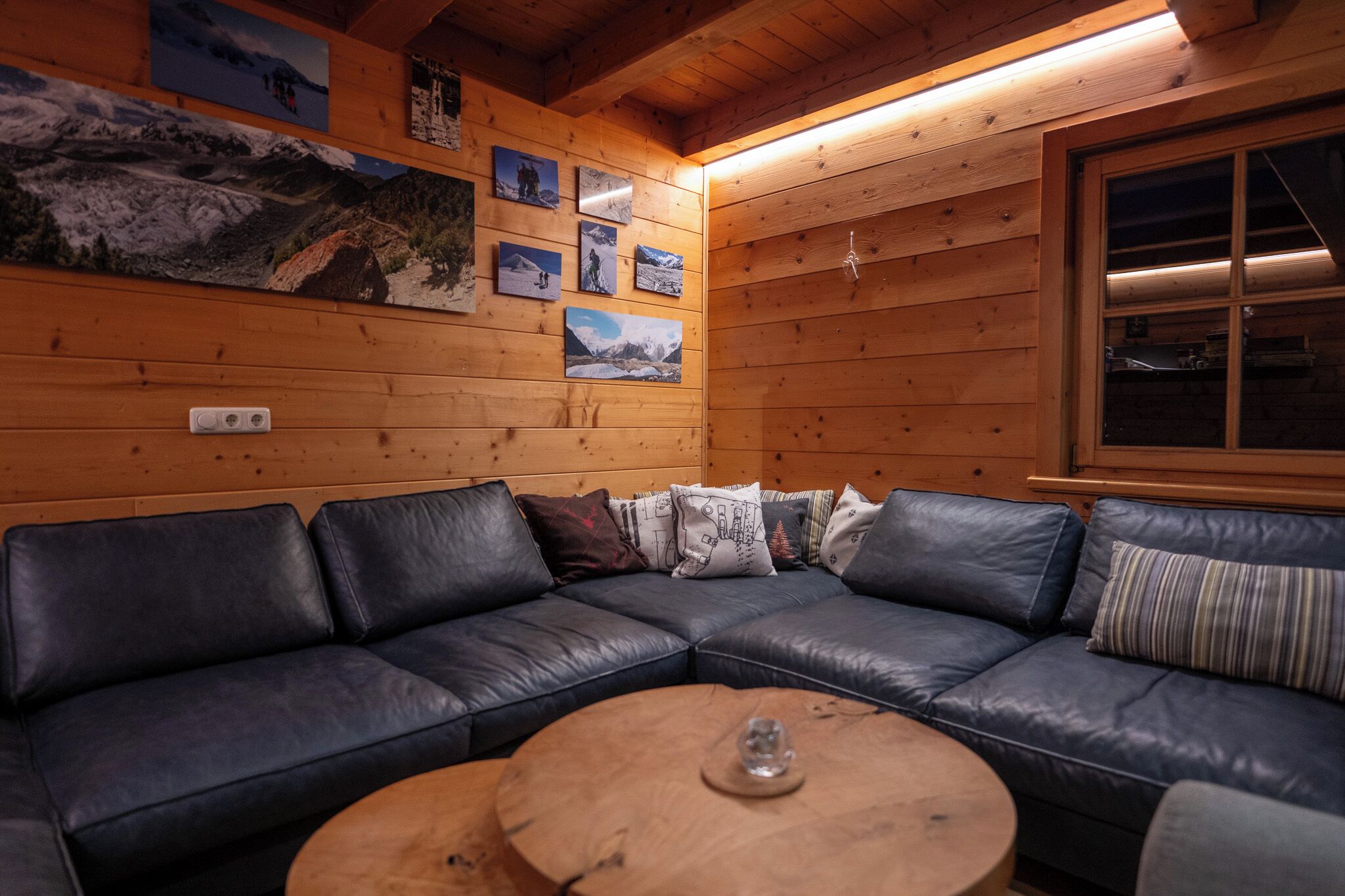 Fernseher, Kamin, DVD-Player, Bücher