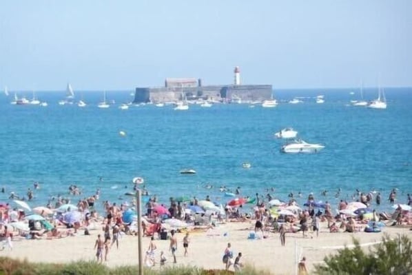 Sur la plage, chaise longue