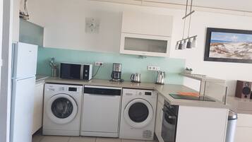 Een koelkast, een microgolfoven, een oven, een kookplaat